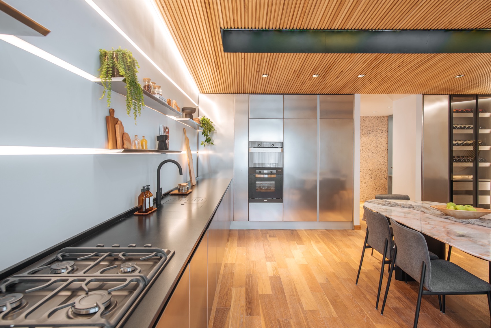 Casa FOA 2021 · Distrito Elcano — Cocina, comedor y home office